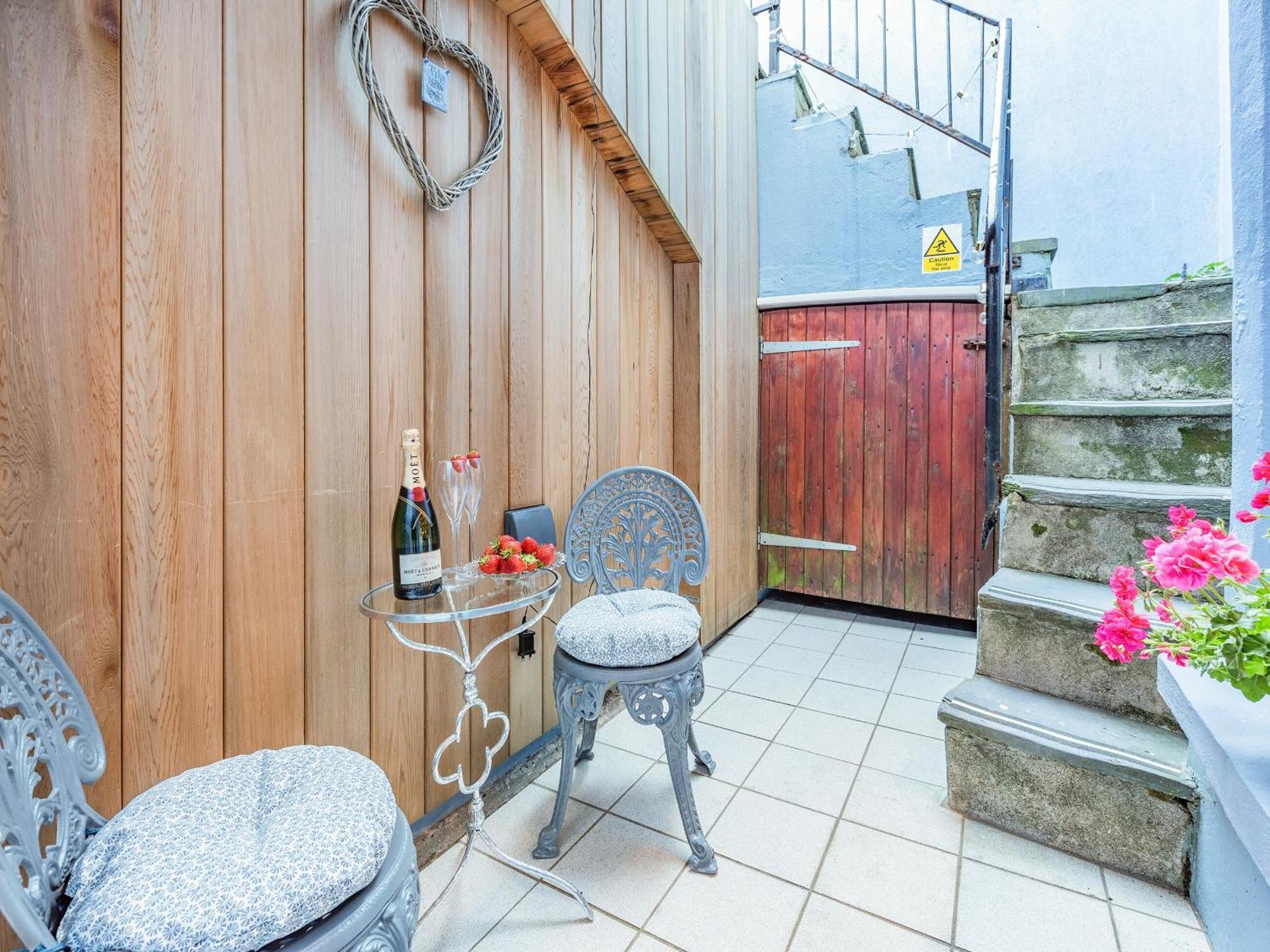 Ocean Waves Villa Tenby Exterior photo