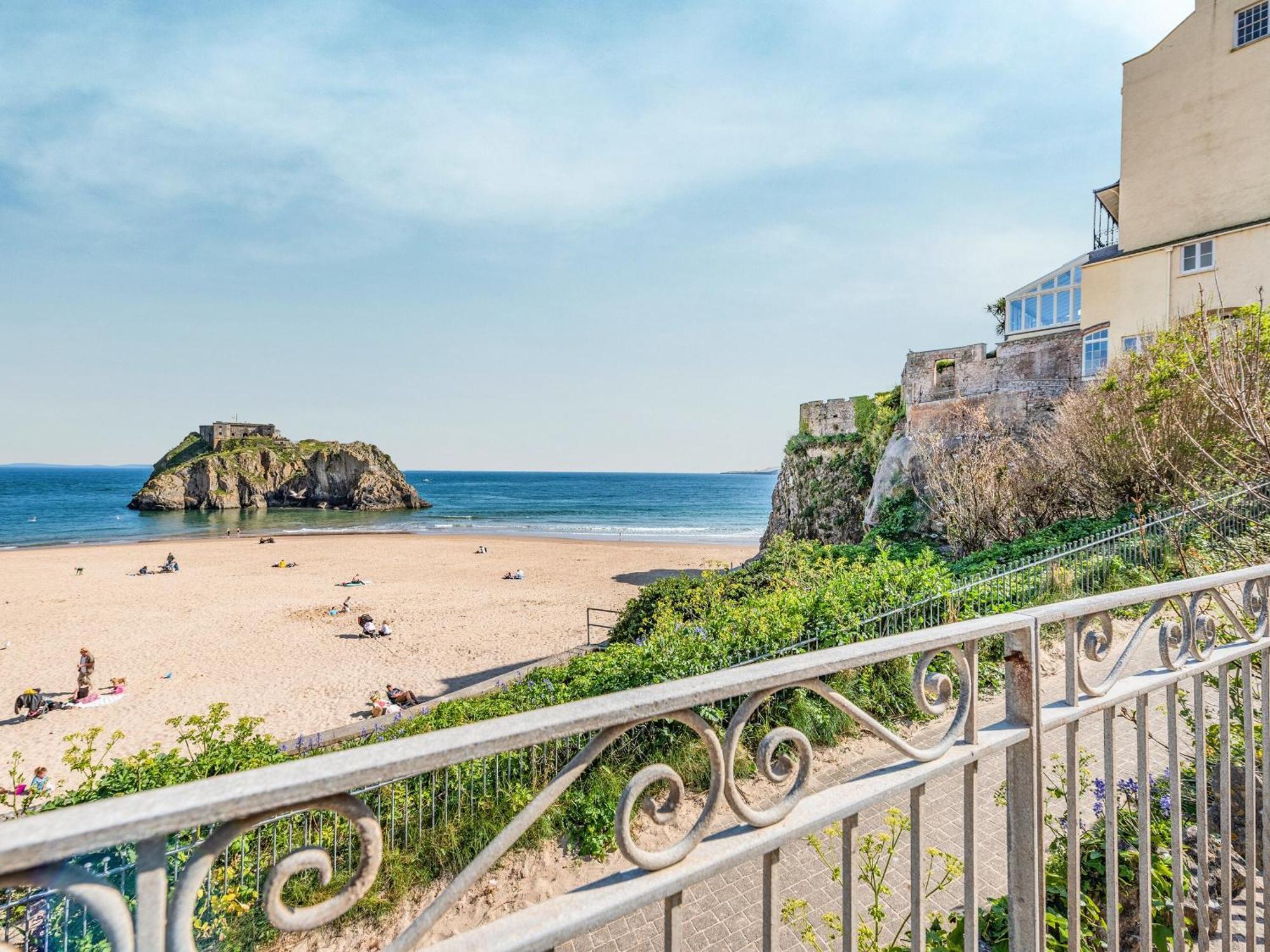 Ocean Waves Villa Tenby Exterior photo